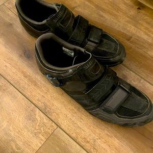 Men’s cycling shoes - SPD attachment.